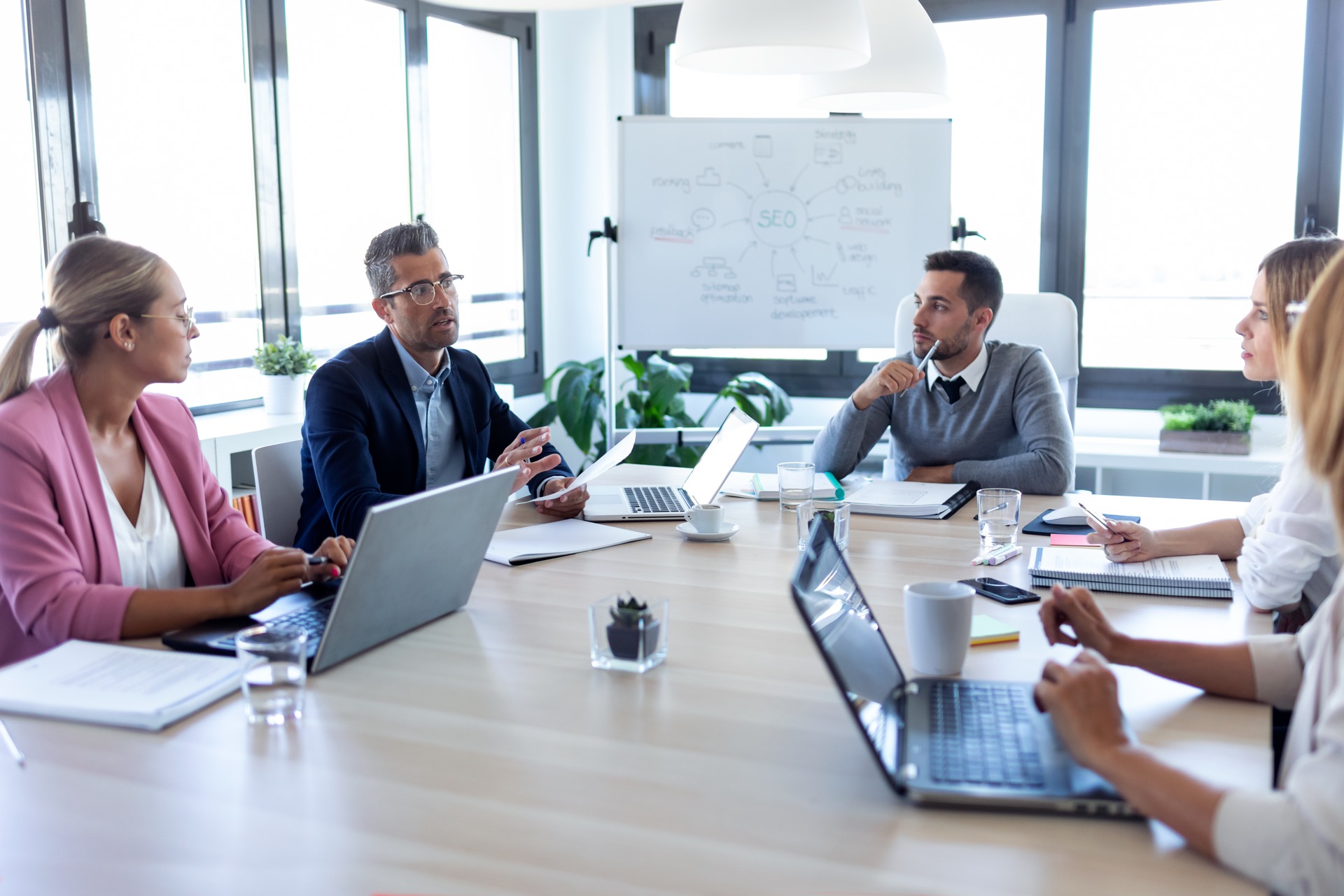 Projekt-Team diskutiert Anforderungen und Budget für eine Webseite (Symbolbild)